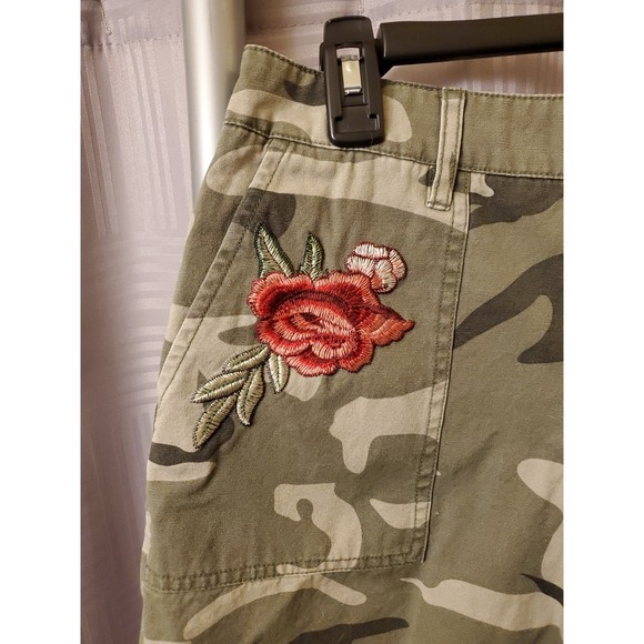 Venus Women's Mid Rise Camo Pattern Stretch Fringe Shorts- Size 2 J91036 - Picture 5 of 10